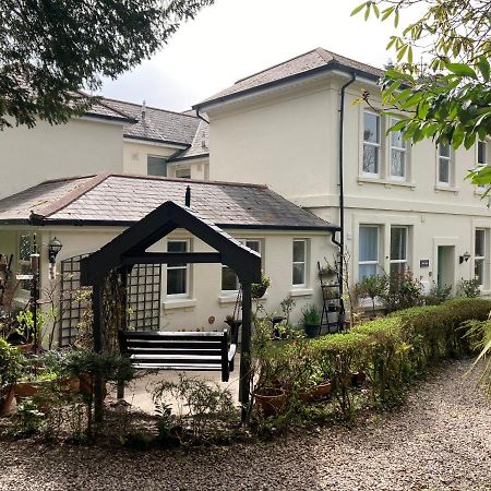 Hollyhocks Holiday Home- 2 Bedroomed Ground Floor Apartment Sleeps 5 ไอวีบริดจ์ ภายนอก รูปภาพ