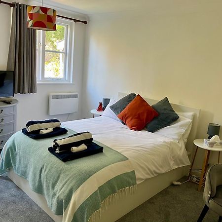 Hollyhocks Holiday Home- 2 Bedroomed Ground Floor Apartment Sleeps 5 ไอวีบริดจ์ ภายนอก รูปภาพ
