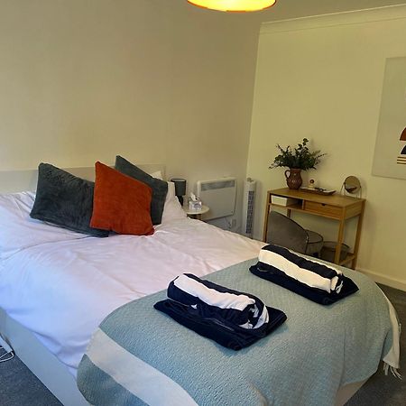 Hollyhocks Holiday Home- 2 Bedroomed Ground Floor Apartment Sleeps 5 ไอวีบริดจ์ ภายนอก รูปภาพ