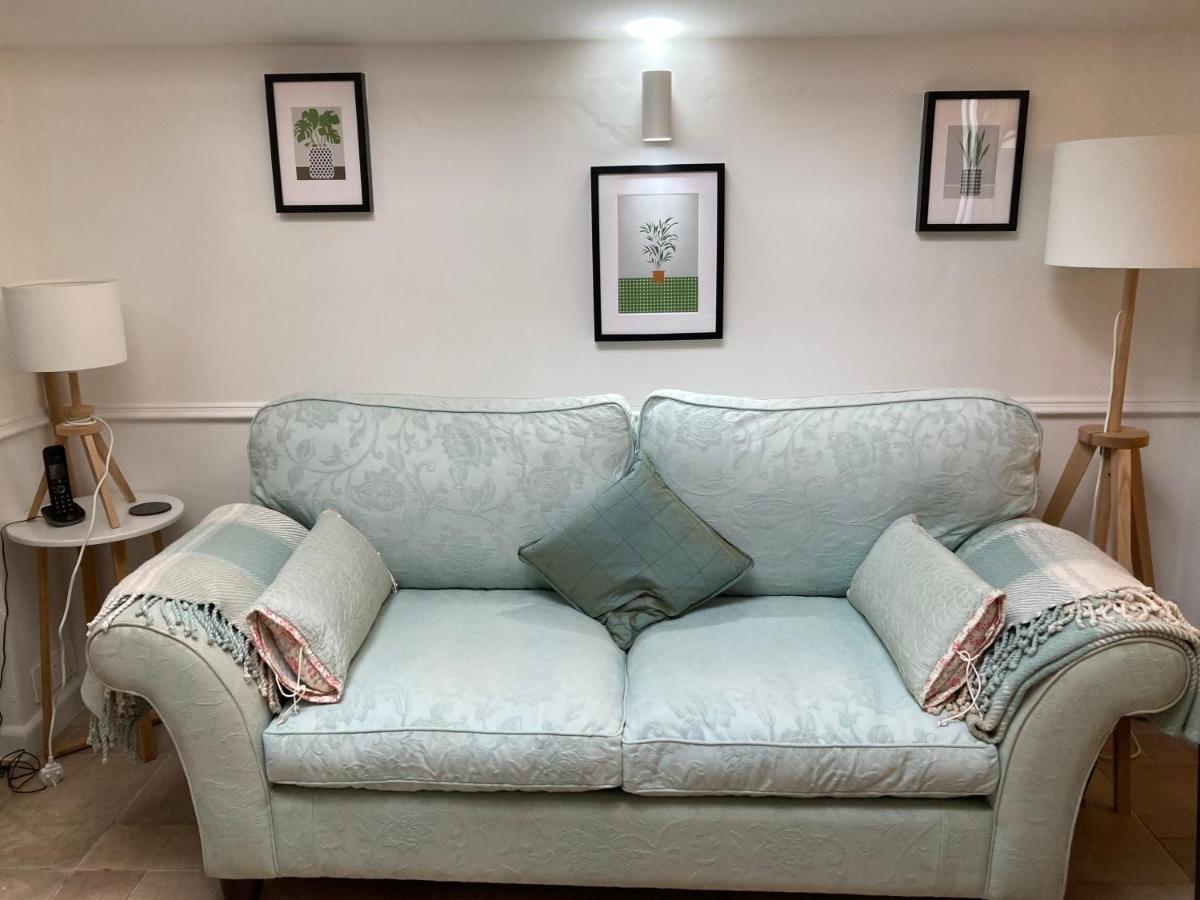Hollyhocks Holiday Home- 2 Bedroomed Ground Floor Apartment Sleeps 5 ไอวีบริดจ์ ภายนอก รูปภาพ